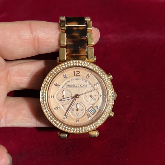 Michael Kors rose gold/tortoise watch - Picture 3 of 7